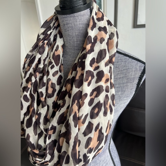 H&M Leopard Round Scarf - Picture 3 of 3